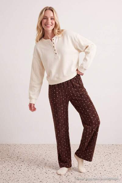 Trendyol Collection طقم بيجامة شتوية محبوكة من الصوف باللون البني الداكن-إكرو مكون من قطعتين مع نجوم وقلوب THMAW25PJ00004