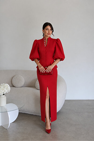 Julidress فستان أحمر بتصميم ضيق مع أزرار حجرية وأكمام بالونية