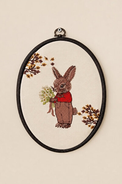 LİONYA DESİGN Ahşap Görünümlü Çerçeveli Vintage Tavşan Nakışlı Tablo – 17x22 cm