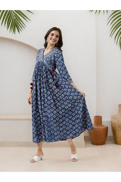 Ishin By Styli فستان ميدي أزرق بحري مزين بالزهور مع أكمام ثلاثة أرباع