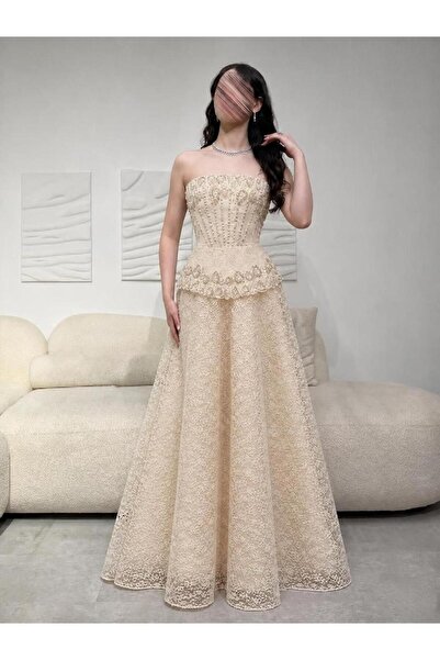 Olivia Style فستان سهرة ماكسي دانتيل بيج بتصميم كورسيه مطرز وطبقة بيبلوم مكشك...