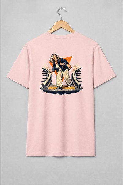 Generic Brand Tricou unisex cu Femeie călătoare pe peron, ilustrație vintage