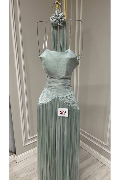 Boutique 219 فستان سهرة، شيفون لمعه أخضر نعناعي، درابيه، بليسه، رقبة هولتر، وردة بارزة، لمعة ميتاليك، فستان طويل، أنيق.