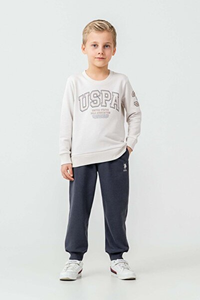U.S. Polo Assn. طقم بدلة رياضية للأولاد من U.S. Polo Assn بأكمام طويلة ومطبوع...