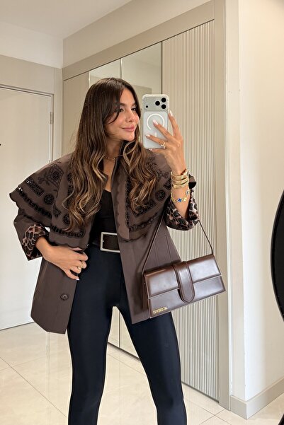Gizem Ecemiş Gravita Acı Kahve Nakış Pelerinli Trenç