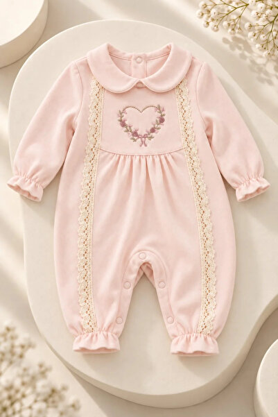 Tuğra Bebe Kız Bebek %100 Pamuk Bebe Yaka Dantel Detaylı Kalp Nakışlı Tulum