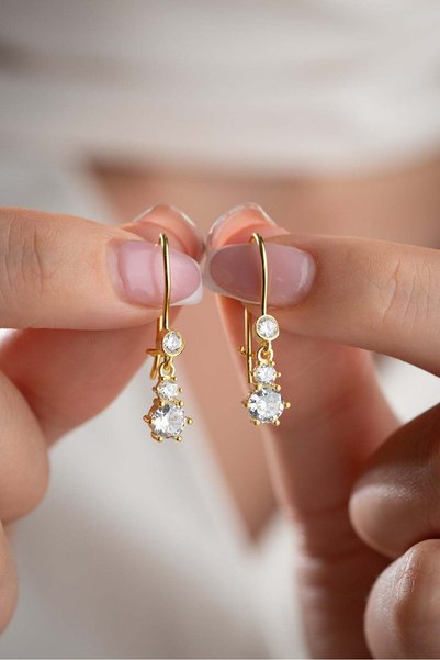 Nereze 925 Ayar Gümüş Gold Kaplama Beyaz Zirkon Taşlı Sallantılı Mengeçli Küpe