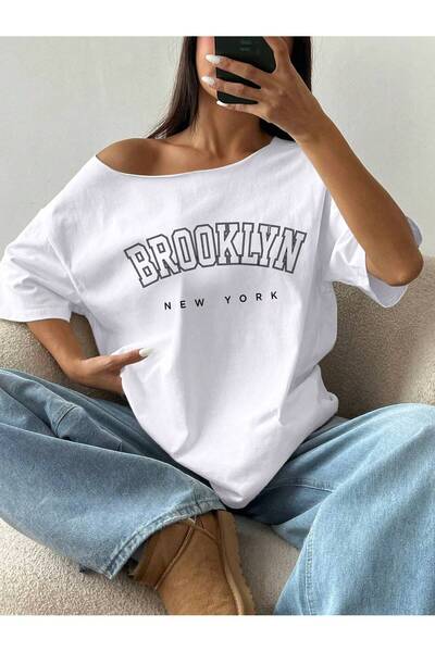 PALPİTO Γυναικείο λευκό μπλουζάκι με στάμπα Brooklyn και λαιμόκοψη καγιάκ