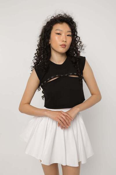 GIRL CODE Top crop negru decupat la piept cu inele metalice