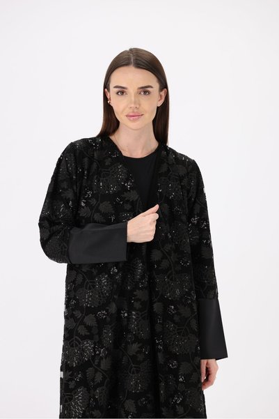 Meral عباءة سوداء أنيقة بتصميم راقٍ