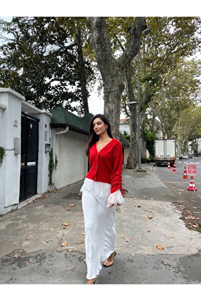 Paraf style Ζακέτα πλεκτή με λαιμόκοψη V, κουμπιά και λεπτομέρεια από δαντέλα...