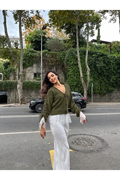 Paraf style Ζακέτα πλεκτή με λαιμόκοψη V, κουμπιά και λεπτομέρεια από δαντέλα...
