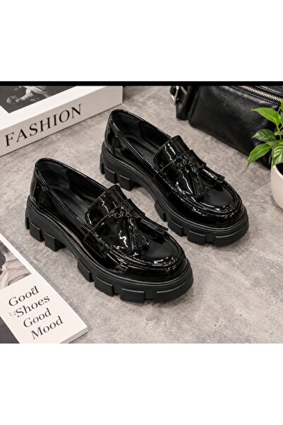 eyonnwear Μαύρα λουστρίνια γυναικεία παπούτσια loafer με φούντες και χοντρή σόλα