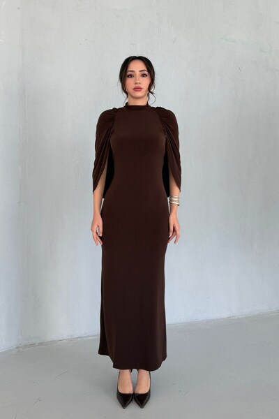 Serica Moda Καφέ μακρύ φόρεμα με ψηλό γιακά και κάπα