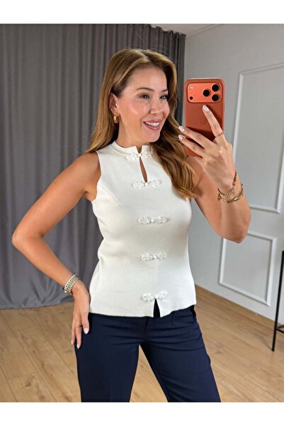 Size Özgü Ekru Düğme Detaylı Kolsuz Bluz