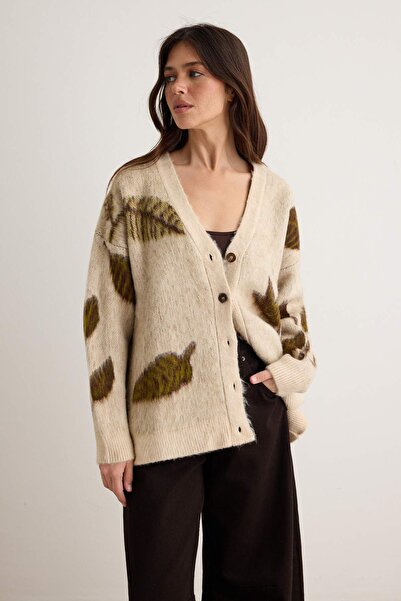 Trendyol Collection كارديجان تريكو واسع الحجم بنقشة زهور وملمس ناعم من إكرو T...