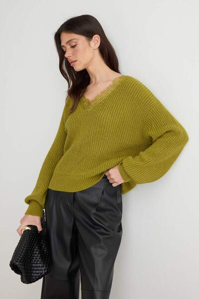 Trendyol Collection سترة تريكو كبيرة الحجم ذات ياقة على شكل حرف V باللون الأخ...