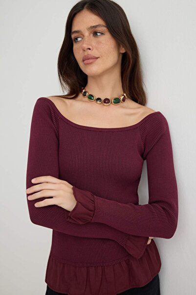 Trendyol Collection سترة تريكو مطرزة باللون الأحمر الداكن بياقة على شكل حرف V...