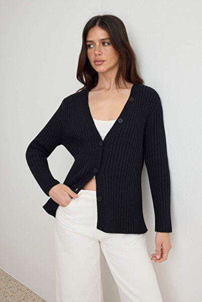 Trendyol Collection سترة تريكو سوداء أكثر استدامة مع تفاصيل أزرار TWOAW27HI00198