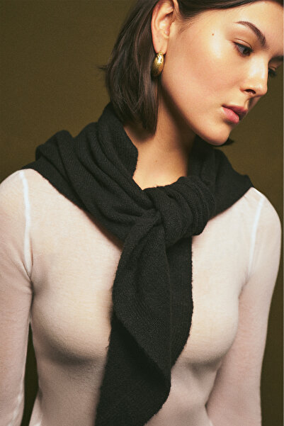 Manuka Triangle Shape Scarf Black