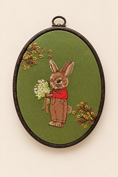 LİONYA DESİGN Ahşap Görünümlü Çerçeveli Vintage Tavşan Nakışlı Tablo – 17x22 cm