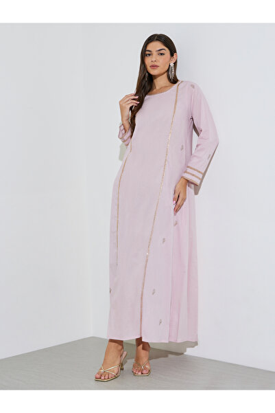 Amirah By Styli جلابية طويلة مطرزة باللون الوردي بأكمام طويلة