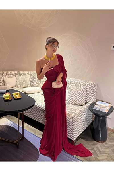 BLOMO فستان سهرة طويل بكورسيه ووشاح درابيه باللون العنابي (البرغندي)