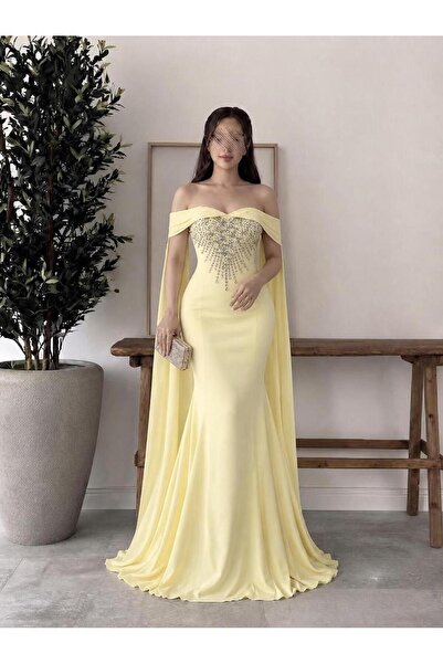 Olivia Style فستان سهرة ماكسي أصفر بكتف مكشوف وتطريز كتافات وكاب طويل وقصة حو...