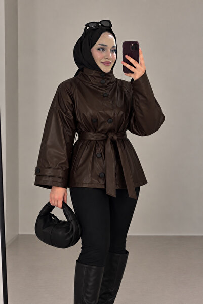 BNGL Boutique جاكيت من الجلد الصناعي ذو ياقة عالية وحزام باللون البني