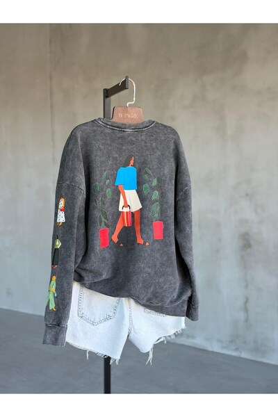 By Pakize Tasarım Taş Yıkamalı Sırt/Kol Figür Baskılı Sweatshirt