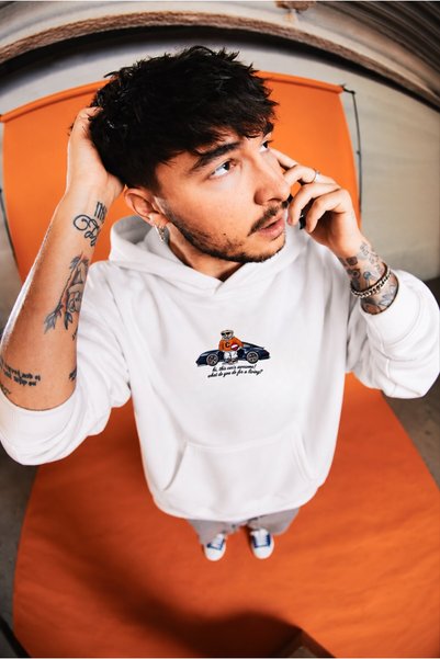 The Champ Clothing هودي رجالي كبير الحجم مطبوع عليه Car Bear باللون الأبيض - مع غطاء للرأس، وجيب كنغر، وقماش صوف رايدر بثلاث خيوط