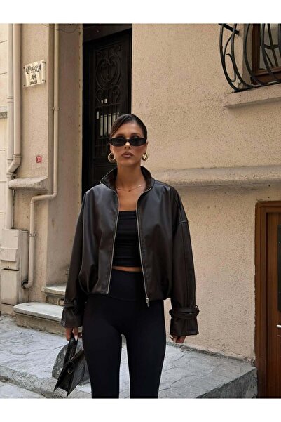 MODA DURAĞI ΔΕΡΜΑΤΙΝΟ ΜΠΟΥΦΑΝ ΜΕ ΛΕΠΤΟΜΕΡΕΙΑ ΖΩΝΗΣ ΚΑΙ ΓΙΑΚΑ ΧΑΚΙΜ, ΚΑΦΕ ΠΙΚΡΟ