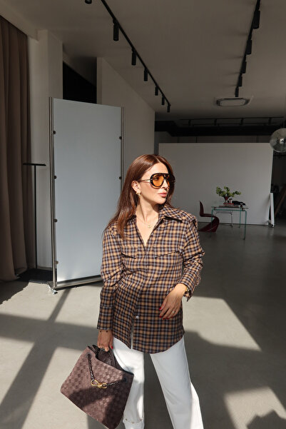 Özge Özgenç Ekoseli Süs Cepli Gömlek
