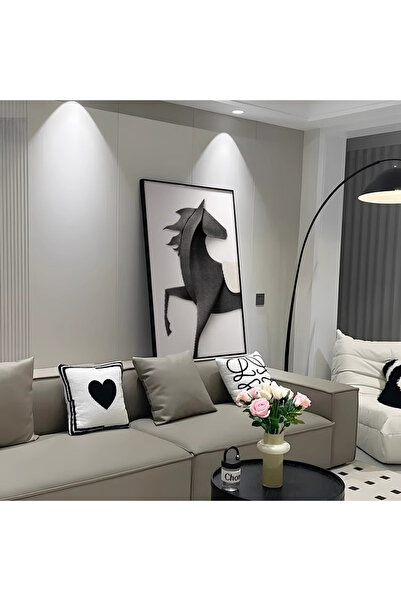 lawhat تصميم فني مودرن يجسد رأس وحركة الخيل العربي بأسلوب تجريدي هندسي أنيق، ...