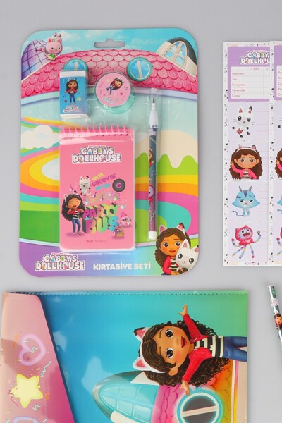 Gabby's Dollhouse Lisanslı Gabby’s Dollhouse 18 Parça Kırtasiye Seti Yazı Defteri,Kurşun Kalem,Silgi,Kalemtraş Dekomus Cep Defteri Hediyeli