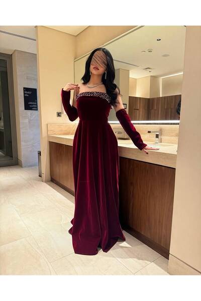 Angelinaa فستان ناعم فاخر بتصميم أنثوي راقٍ من خامة الجوخ،