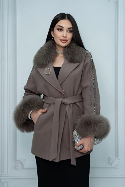 Eccim Fashion Taş Detaylı Kürk Yaka ve Kürk Kol Detaylı Broşlu Kısa Kadın Pal...