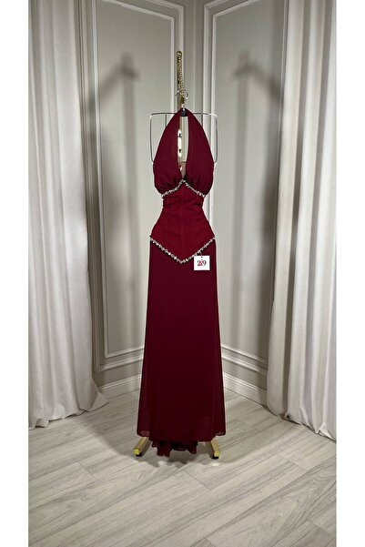 Boutique 219 فستان سهرة طويل عنابي برغندي، كورسيه قصة هالتر تطريز كريستال أنيق.