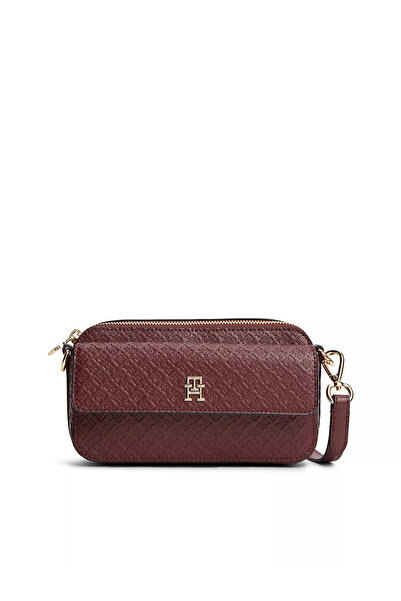 Tommy Hilfiger حقيبة كتف نسائية باللون الأحمر الداكن مع شعار منقوش وحزام كتف ...