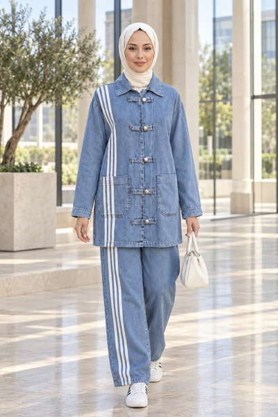 Hb Harma Time Butik طقم نسائي مكون من قطعتين من الدنيم الأزرق الفاتح مع تفاصيل خطية وجيوب بأزرار