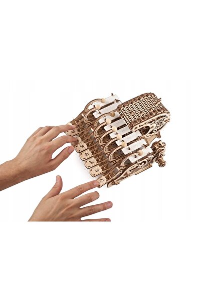 Ugears MECHANIC CELESTA MODEL 3D DE ASAMBLAT DIN LEMN 70178