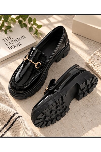 eyonnwear Μαύρα λουστρίνια γυναικεία παπούτσια loafer με χρυσή αγκράφα και χο...