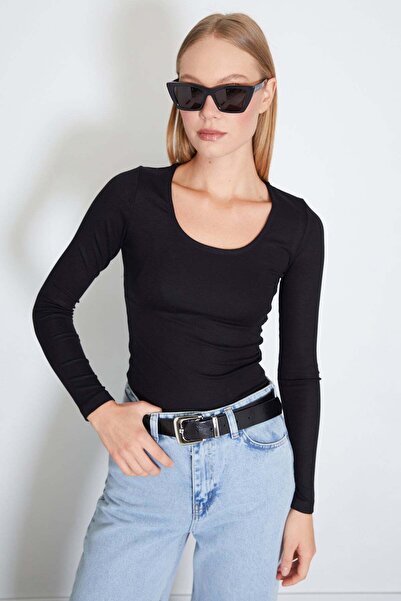 Fulla Moda بلوزة أساسية بقصة ضيقة وياقة على شكل حرف U