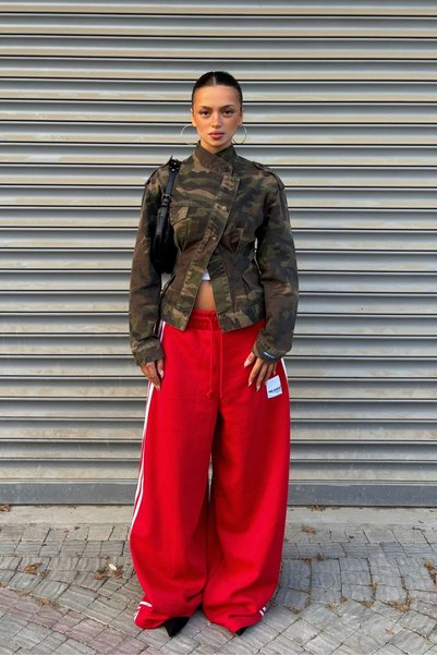 bases. Red Baggy Sweatpants with Fleece Inside and Barrel Fit Stoppers