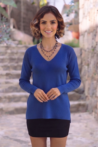 Nevin Kaya Moda ملابس تريكو أساسية باللون الأزرق وياقة على شكل حرف V