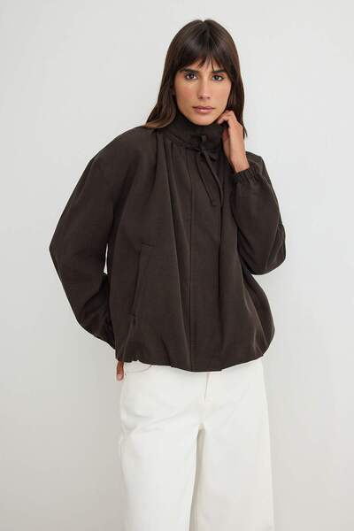 Trendyol Collection معطف بومبر بني داكن كبير الحجم ذو ياقة عالية ومظهر كتان T...