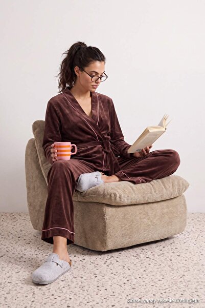 Trendyol Collection طقم بيجامة مخملية محبوكة بتفاصيل مزدوجة الصدر باللون البن...