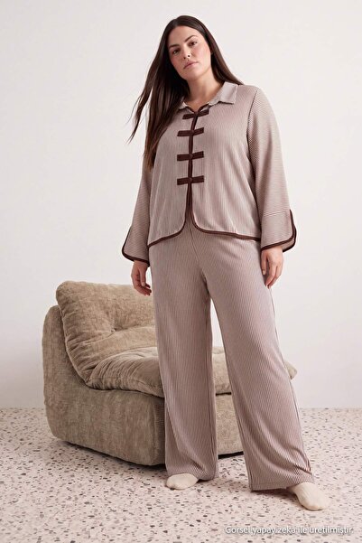 Trendyol Curve Kahverengi Çin Kapama Çiçekli Büyük Beden Pijama Takımı TBBAW2...