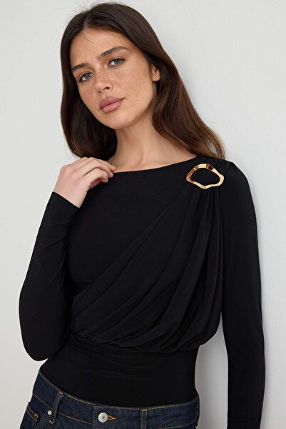 Trendyol Collection بودي محبوك مرن بأكمام طويلة وتفاصيل إكسسوارات سوداء اللون...