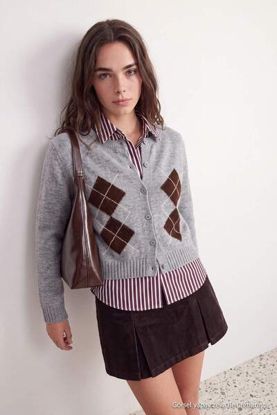 Trendyol Collection كارديجان تريكو منقوش باللون الرمادي من Petite Gray TWOAW2...